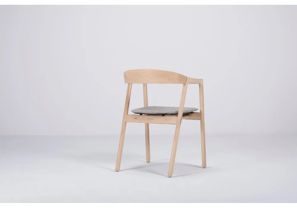 Трапезен стол от масивна дъбова дървесина със сива седалка Muna - Gazzda