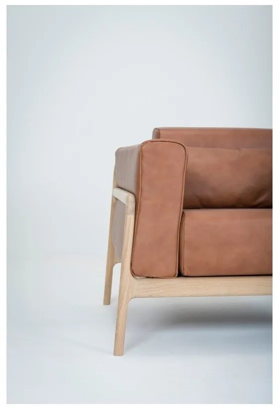 Кресло от коняк кафява биволска кожа с масивна дъбова конструкция Fawn - Gazzda