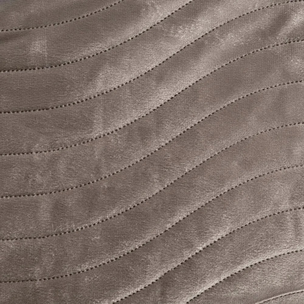 Бежова велурена покривка за легло с вълнообразни стегания Ширина: 220 см | Дължина: 240 см