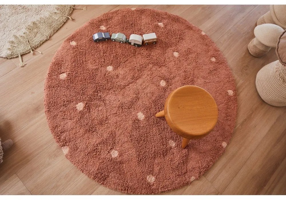Памучен ръчно изработен детски килим подходящ за пране в тухлен цвят ø140 cm Round Dot Chestnut – Lorena Canals