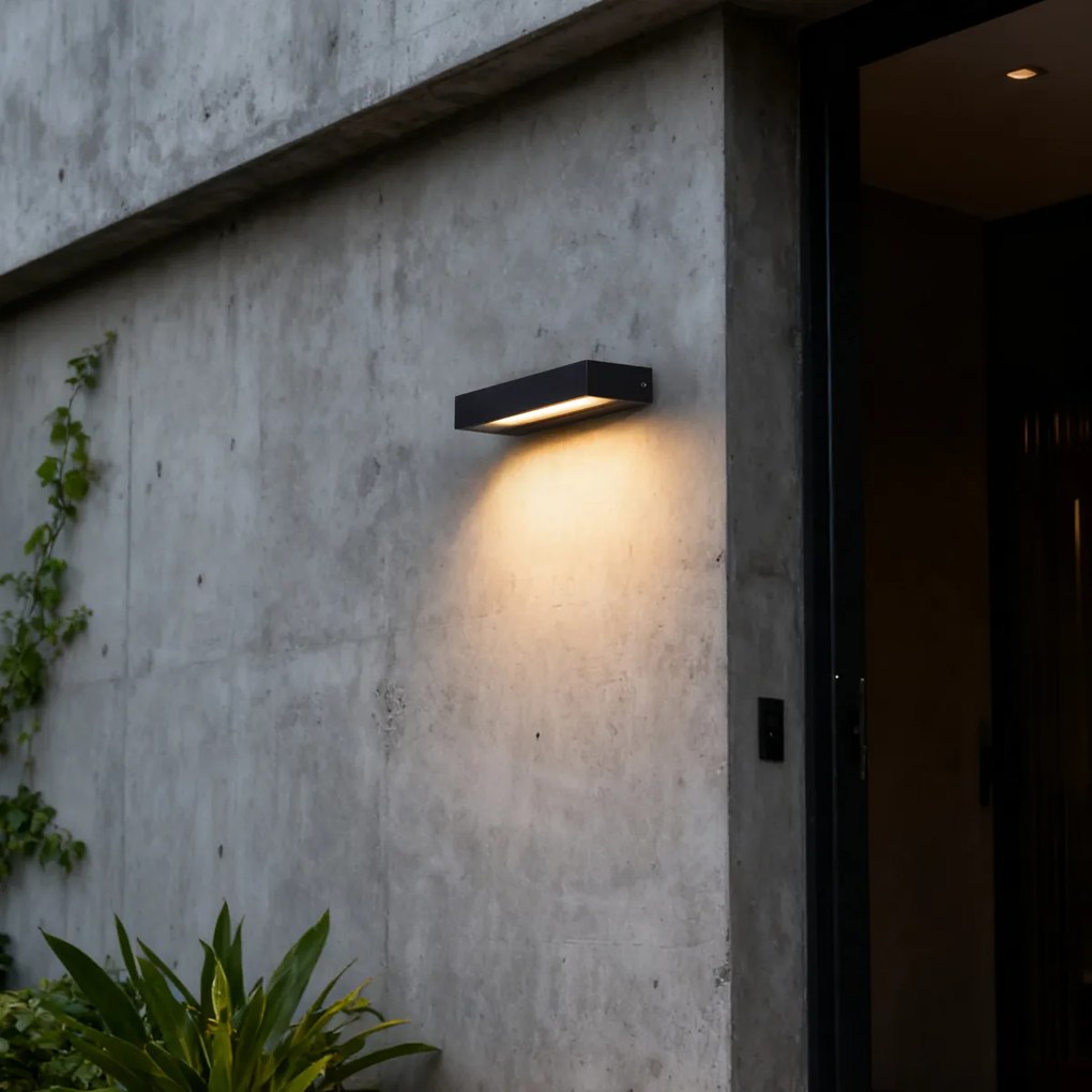 Модерна стенна лампа черна 22 см с LED IP65 - Хана