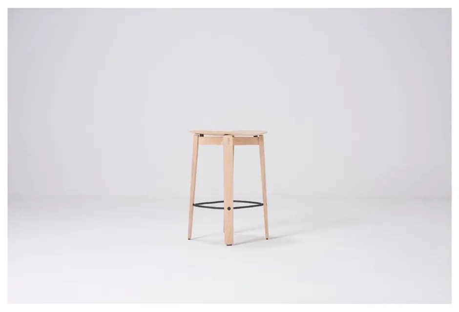 Бар стол от масивен дъб в естествен цвят (височина на седалката 65 cm) Nora – Gazzda