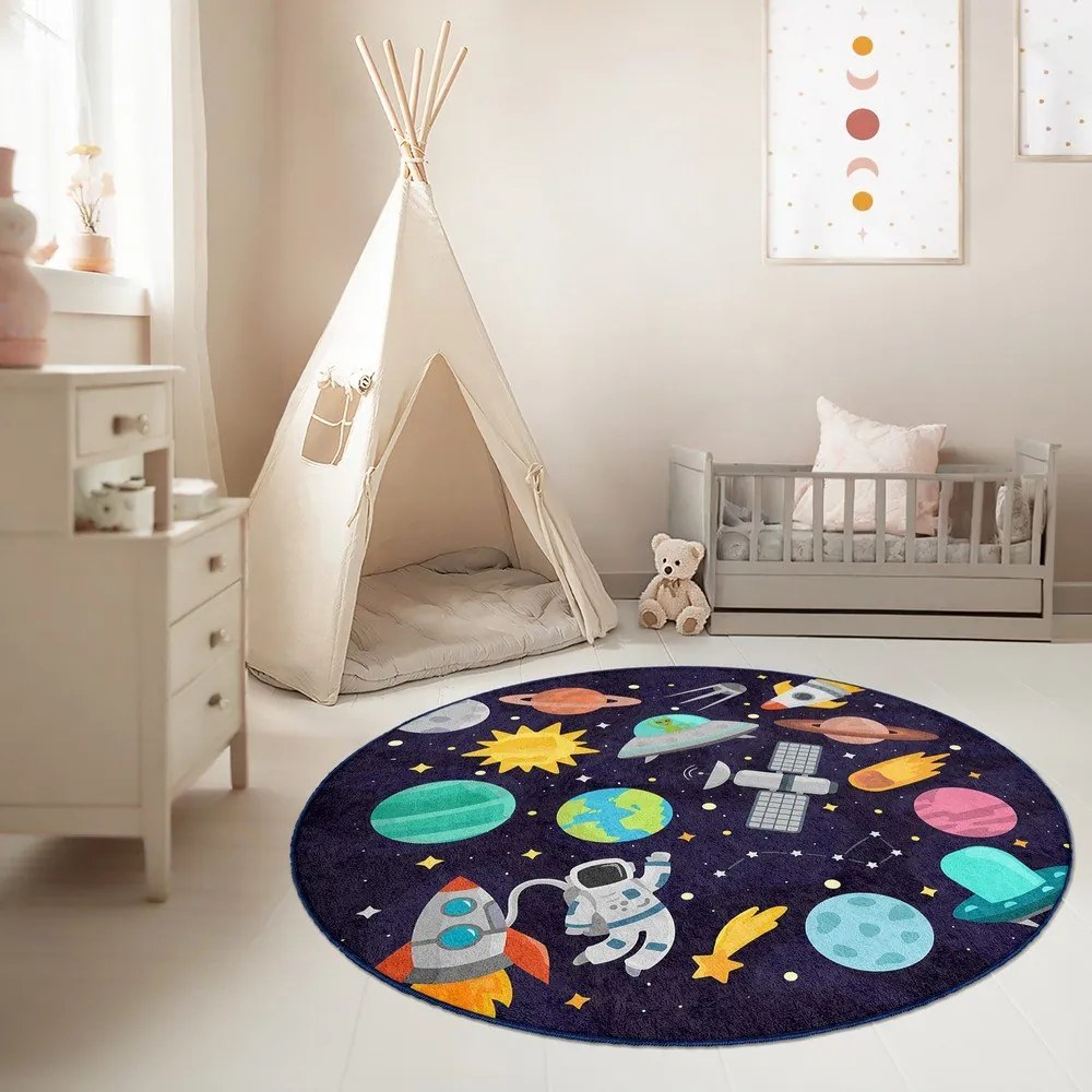 Тъмносиньо детско килимче за игра подходящо за пране ø100 cm Into The Space – Mila Home
