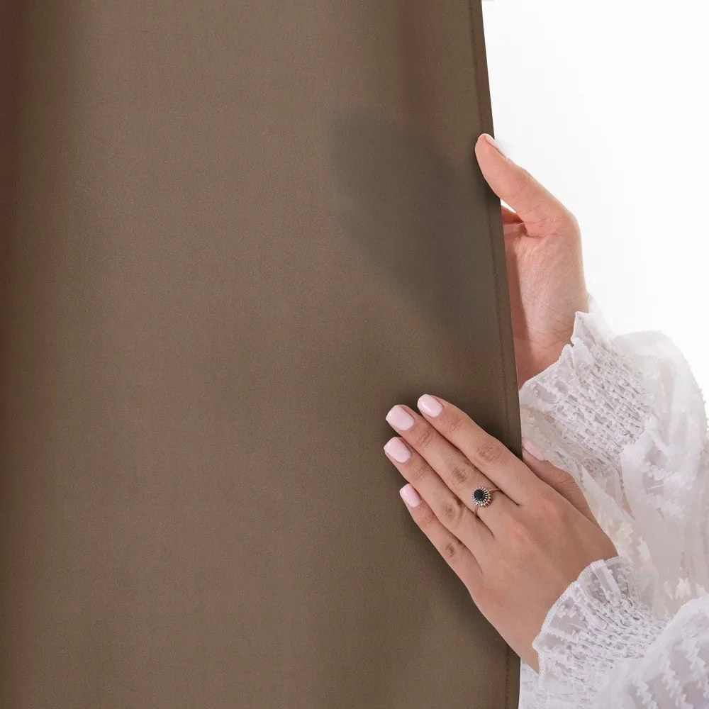 Кафяво затъмняващо перде 140x270 cm Carli – Restilo