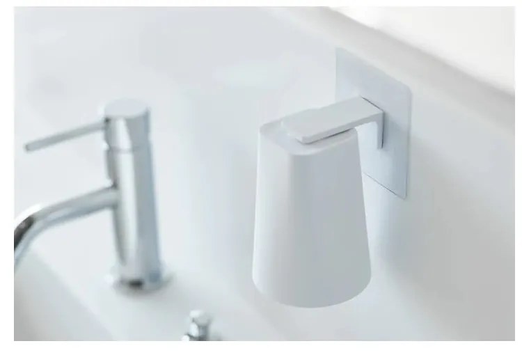 Бял пластмасов държач за чаша Film Hook – YAMAZAKI