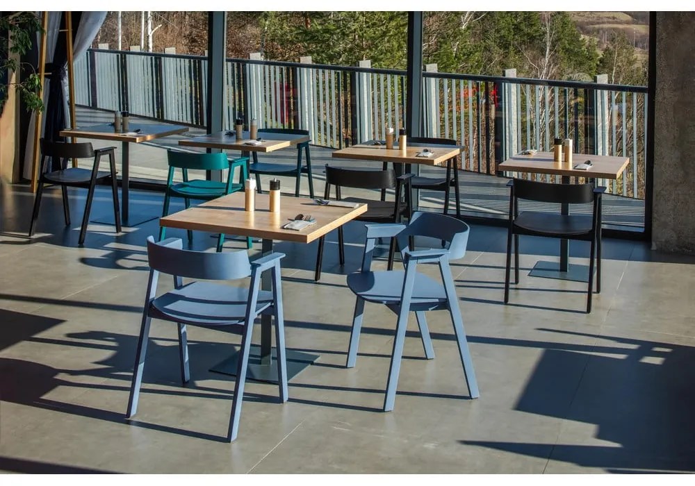 Син трапезен стол с подлакътници от масивен дъб Flip – Gazzda