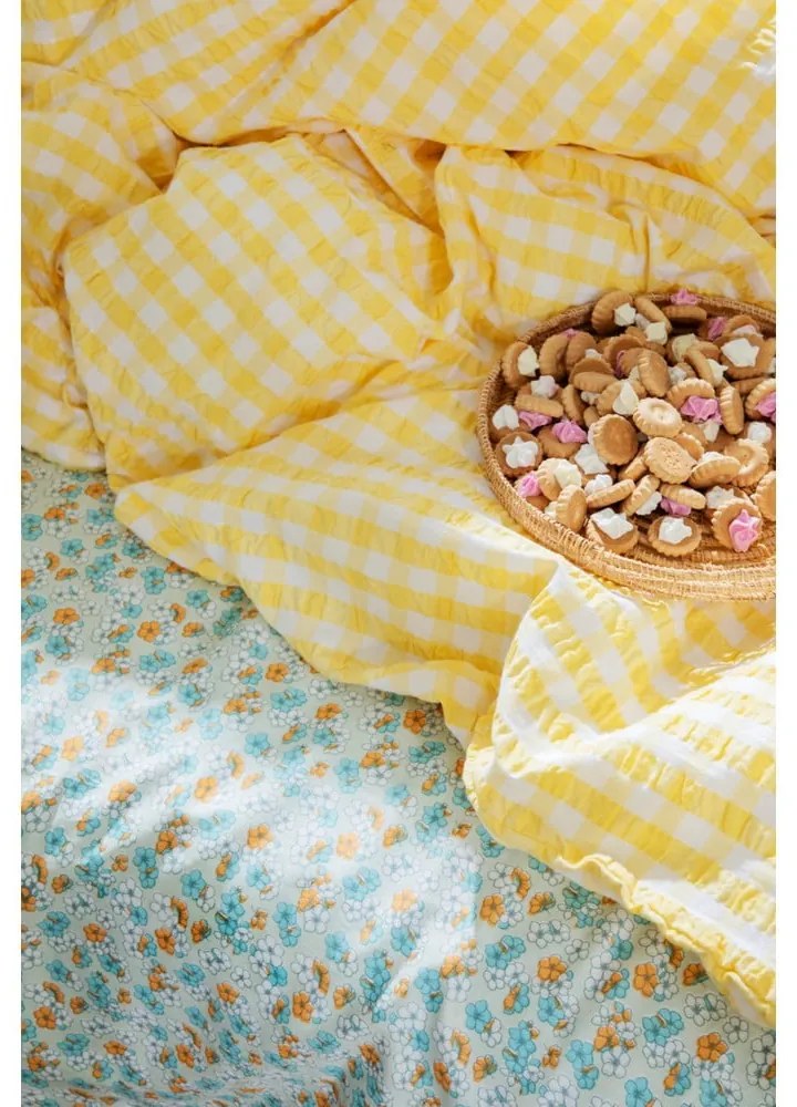 Жълто и бяло удължено крепирано спално бельо за единично легло 140x220 cm Bæk&amp;Bølge - JUNA