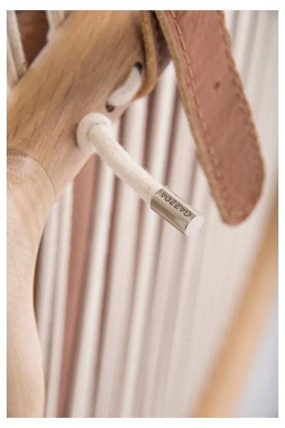 Фотьойл с масивна дъбова конструкция и седалка от коняковокафява биволска кожа Dedo - Gazzda