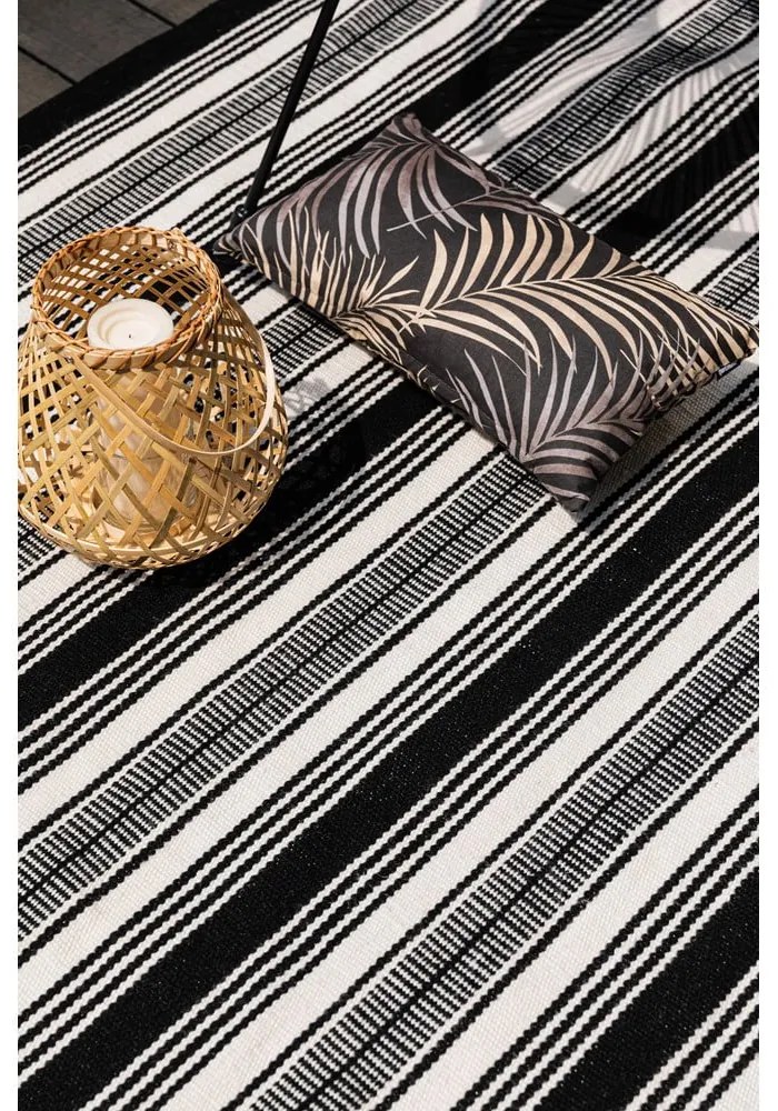 Черно-бял двустранен килим за открито, изработен от рециклирана пластмаса , 80 x 180 cm Zambezi - Green Decore