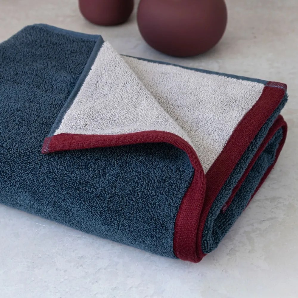 Тъмносиня/сива хавлиена кърпа от органичен памук от тери 70x133 cm Soft – Mette Ditmer Denmark