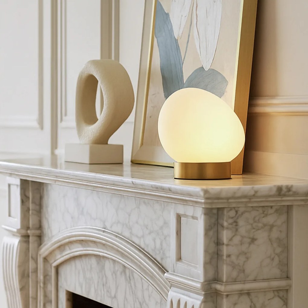 Дизайнерска настолна лампа месинг с опалово стъкло - Sally