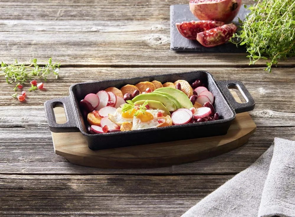 CAST IRON ТАВА С ДЪРВЕНА ПОСТАВКА 30Х15 СМ