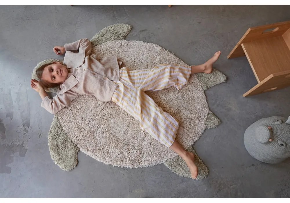 Бежов ръчно изработен памучен детски килим подходящ за пране 110x130 cm Sea Turtle – Lorena Canals