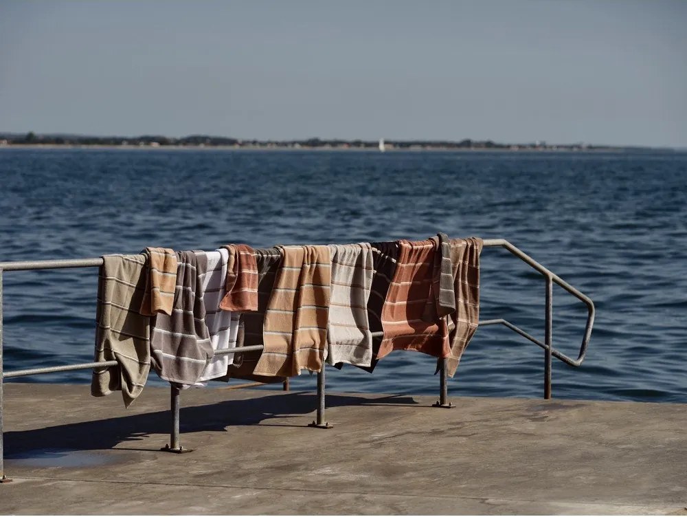 Кафява/бежова памучна хавлиена кърпа 70x140 cm Sauna – Zone