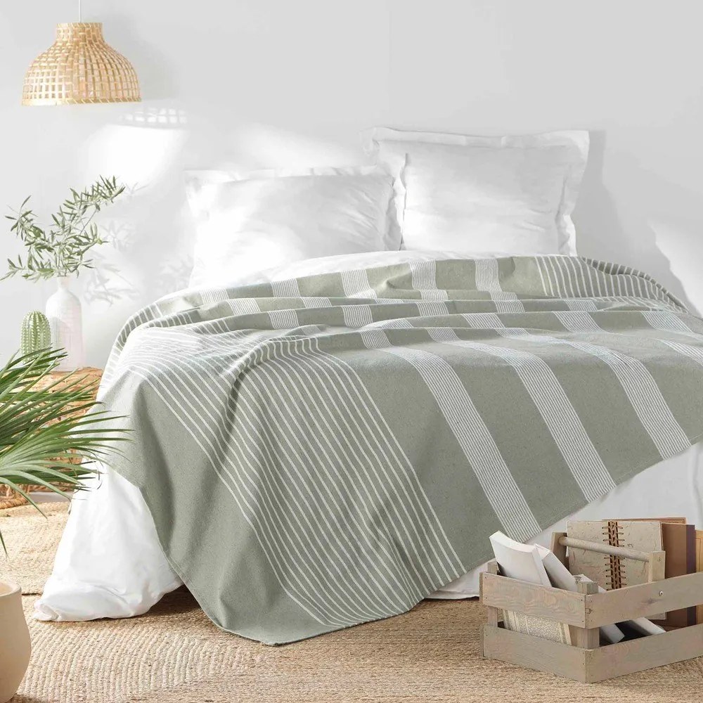 Зелено покривало за легло 240x260 cm Adele – douceur d'intérieur