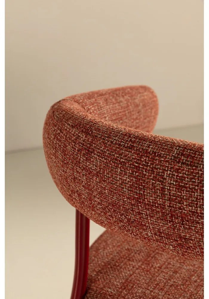 Теракотени тапицирани трапезни столове в комплект с подлакътници 2 бр. Yuri – MOME