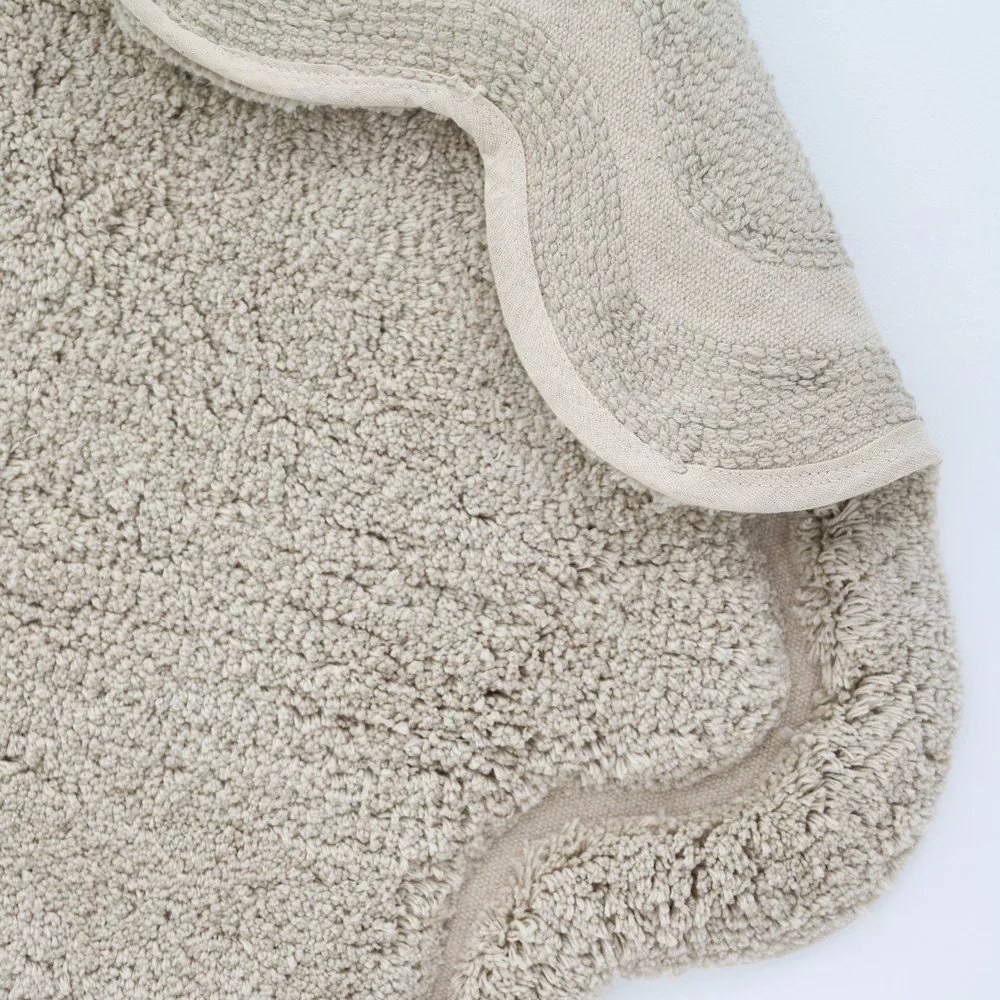 Бежов ръчно изработен памучен кръгъл килим подходящ за пране ø 110 cm Sweet April Lin – Nattiot