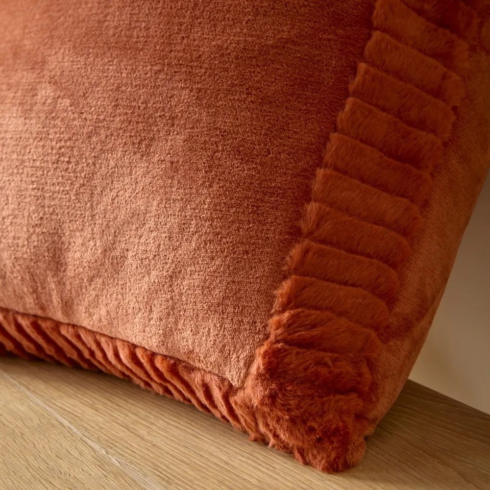 Декоративна възглавница от микроплюш 55x55 cm Velvet and Faux Fur – Catherine Lansfield