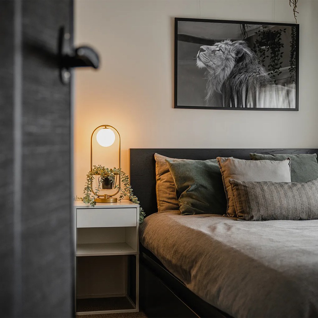 Арт Деко настолна лампа златиста с бяло стъкло - Isabella