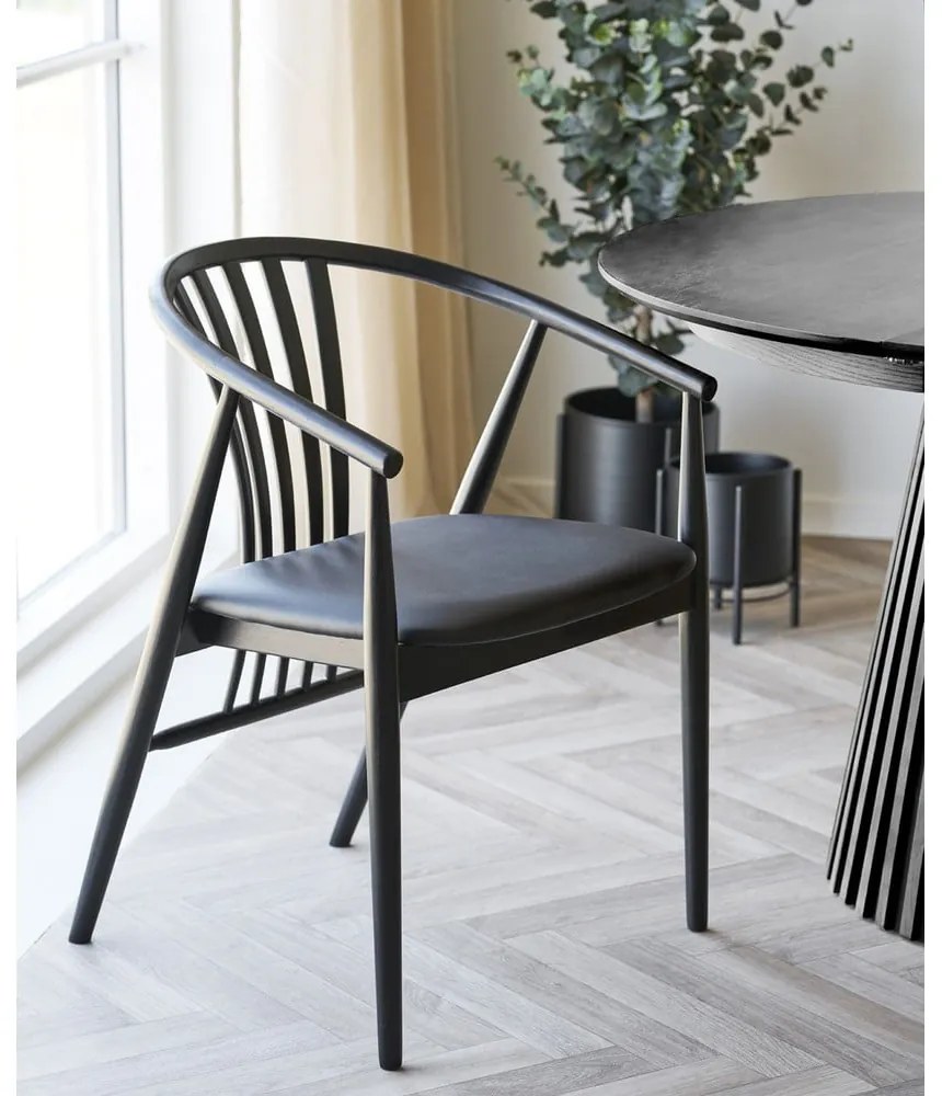 Черен трапезен стол с подлакътници от масивен бук Agustin – House Nordic