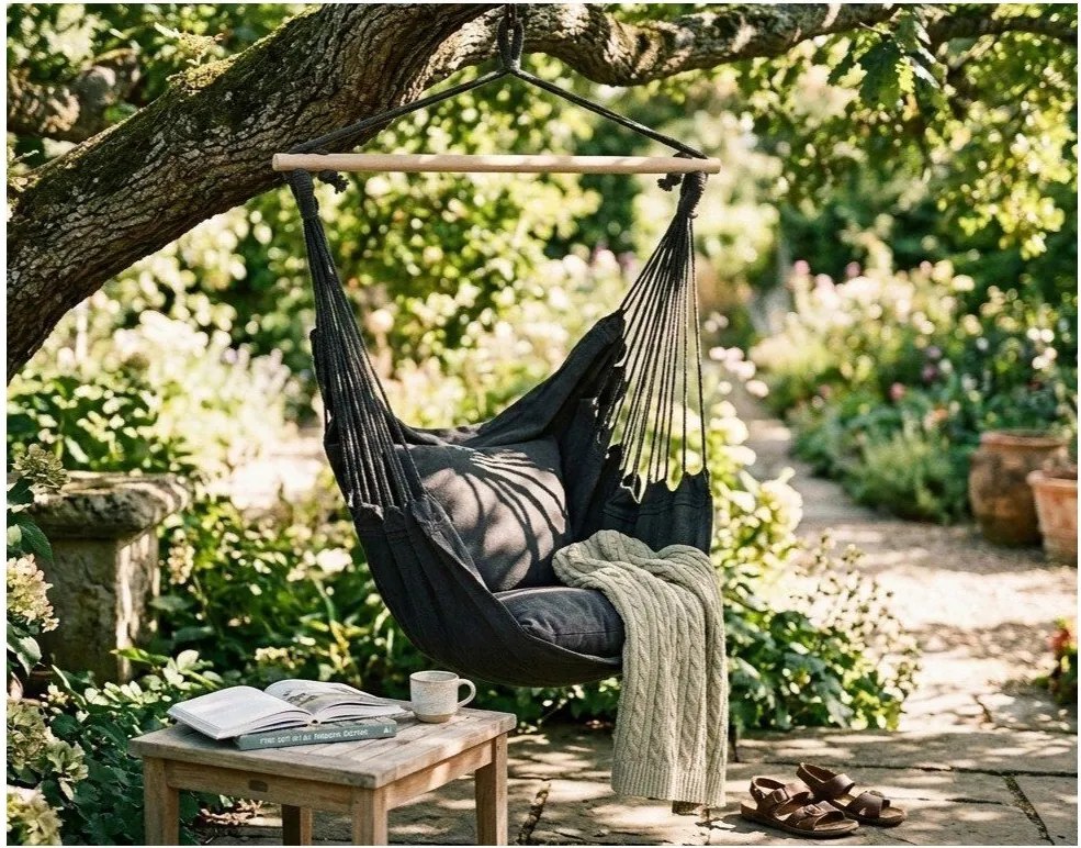 Черен подплатен висящ градински стол Tobago – Garden Pleasure