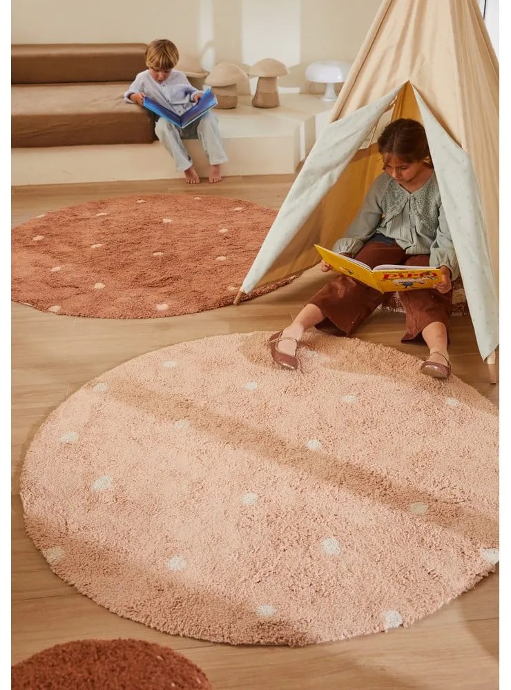 Светлорозов ръчно изработен памучен детски килим подходящ за пране ø140 cm Round Dot Rose – Lorena Canals