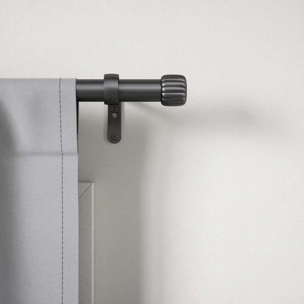 Матово черно стоманен разширяем прът за завеси 91 - 168 cm Cleo – Umbra