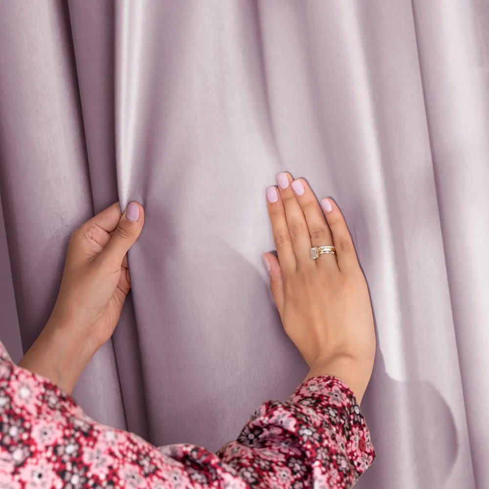 Светлорозово затъмняващо перде 140x270 cm Eyelets – Restilo