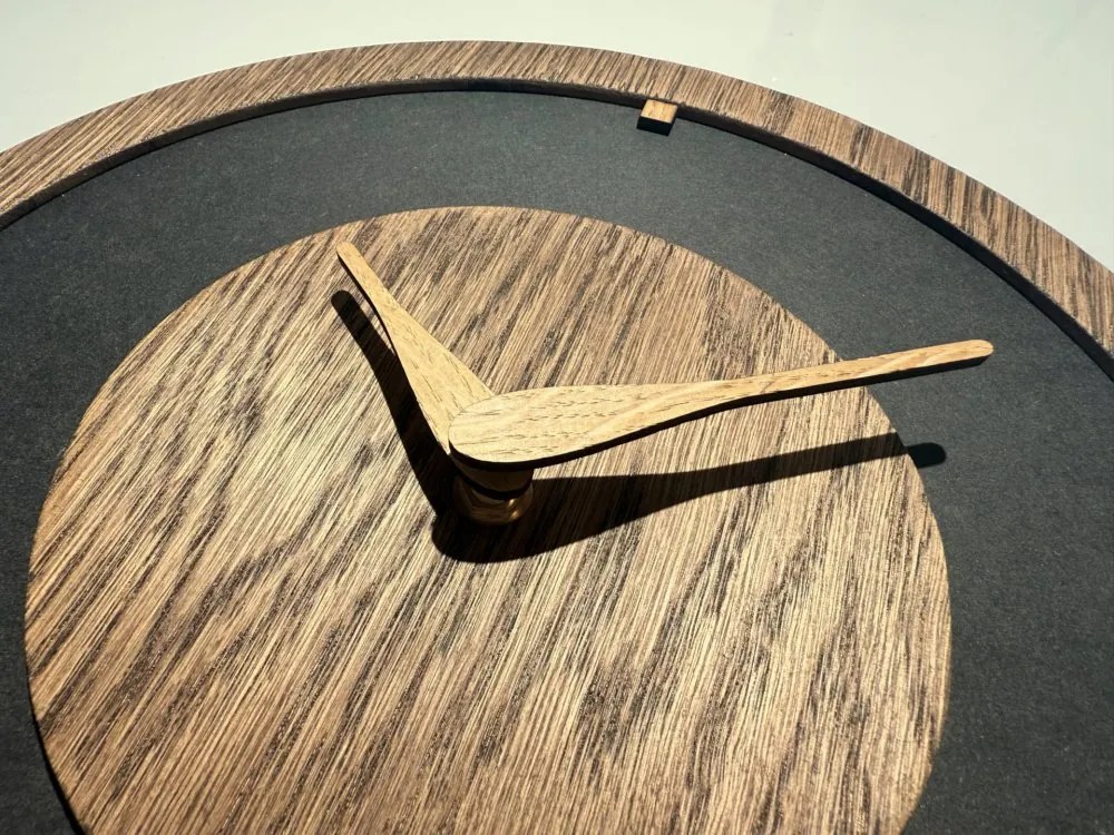 Дървен стенен часовник, изработен от тъмна дъбова дървесина Дъб Поток - 30 cm