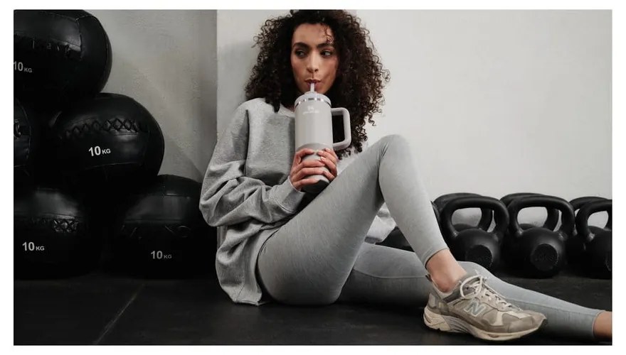 Светлосив термос със сламка от неръждаема стомана 1,18 l Quencher H2.0 FlowState Tumbler Ash – Stanley