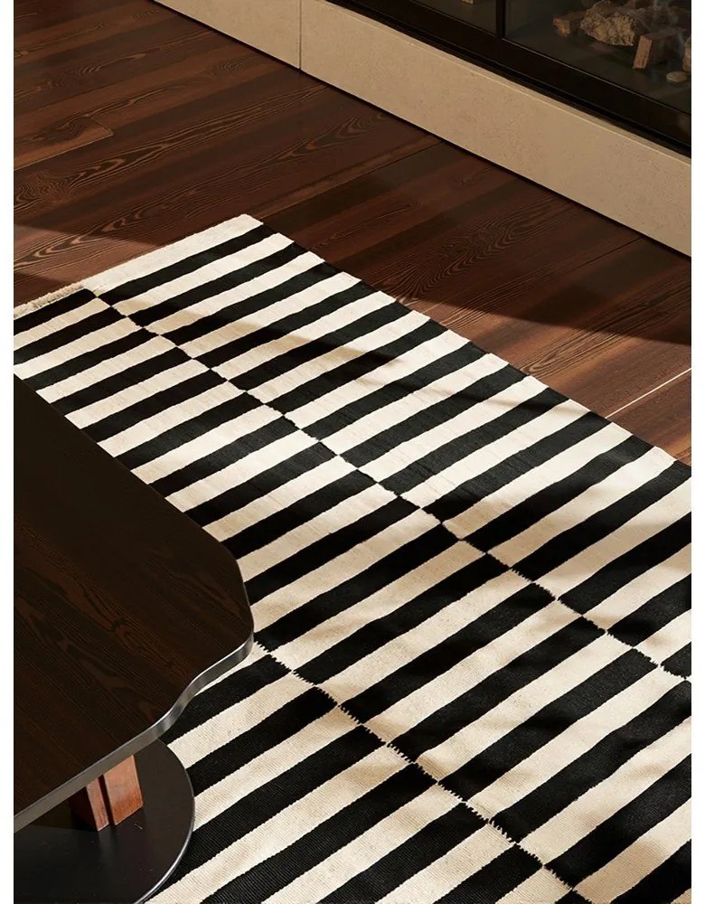 Черно-бял двустранен ръчно изработен вълнен килим 160x230 cm Donna – Hanse Home
