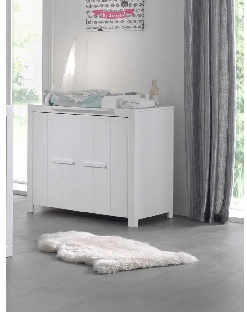 Бял нисък детски скрин от масивен бор с маса за преповиване 100x96 cm ERIK – Vipack