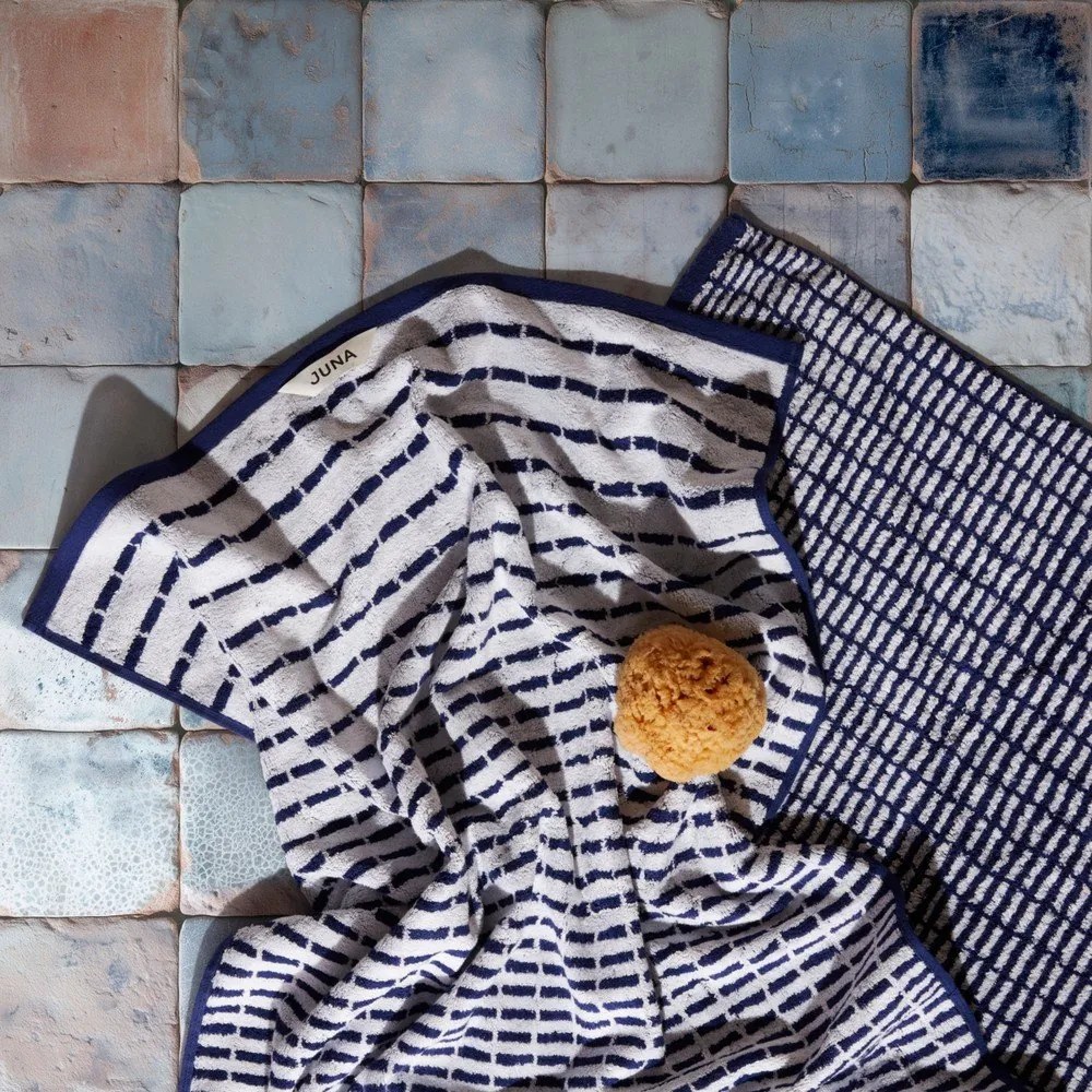 Бяла/синя хавлиена кърпа от тери със смес от бамбук 70x140 cm Nuance – JUNA