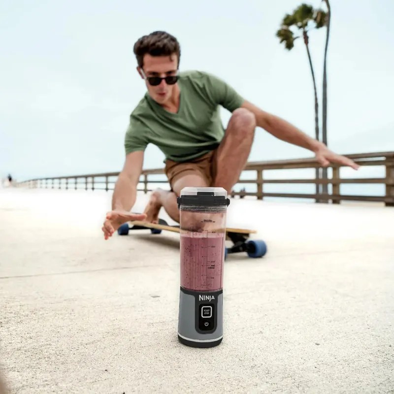 Разопакован: Преносим блендер Ninja Blast BC151EUBK, 7.4W, 530 мл, Стоманен нож с 6 остриета, Трошене на лед, До 10 цикъла, Без BPA, USB-C, Черен