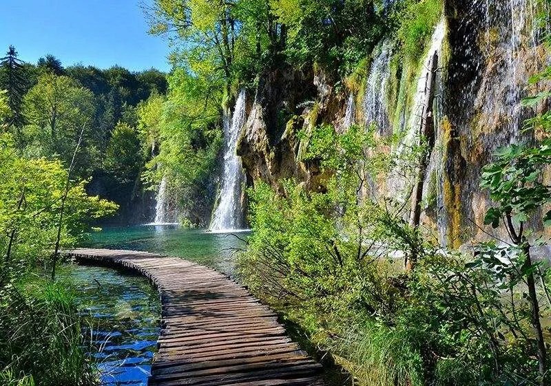 C04200 - Pathway across the waterfall