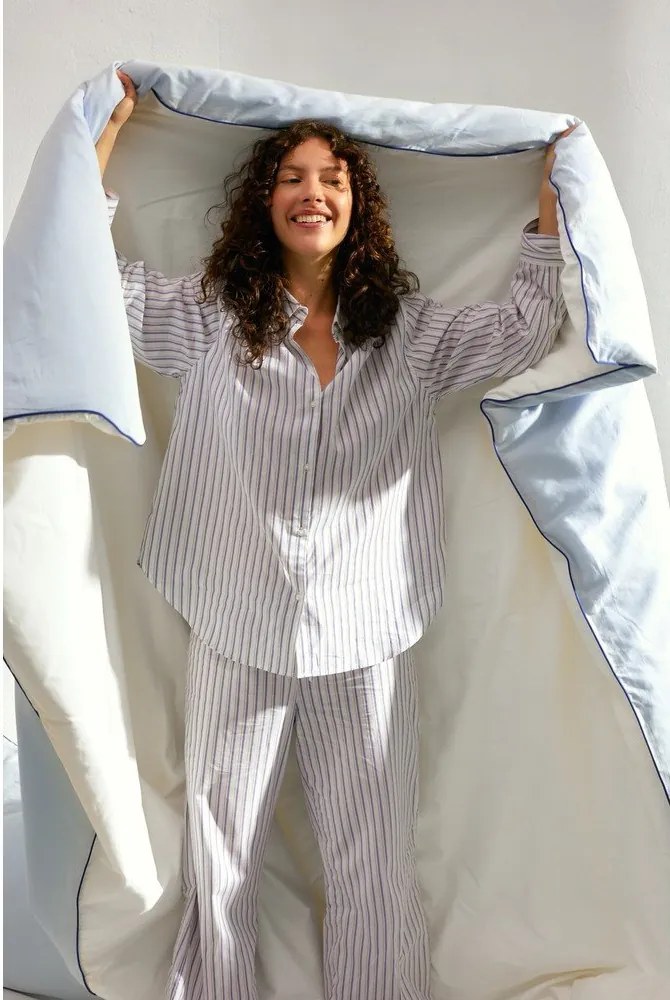 Светлосин единичен чаршаф за завивка от памучен сатен 140x200 cm Oba – noo.ma