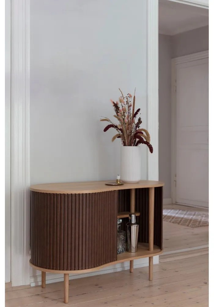 Нисък скрин с дъбов декор в кафяв и естествен цвят с плъзгащи се врати 100x67 cm Audacious - UMAGE