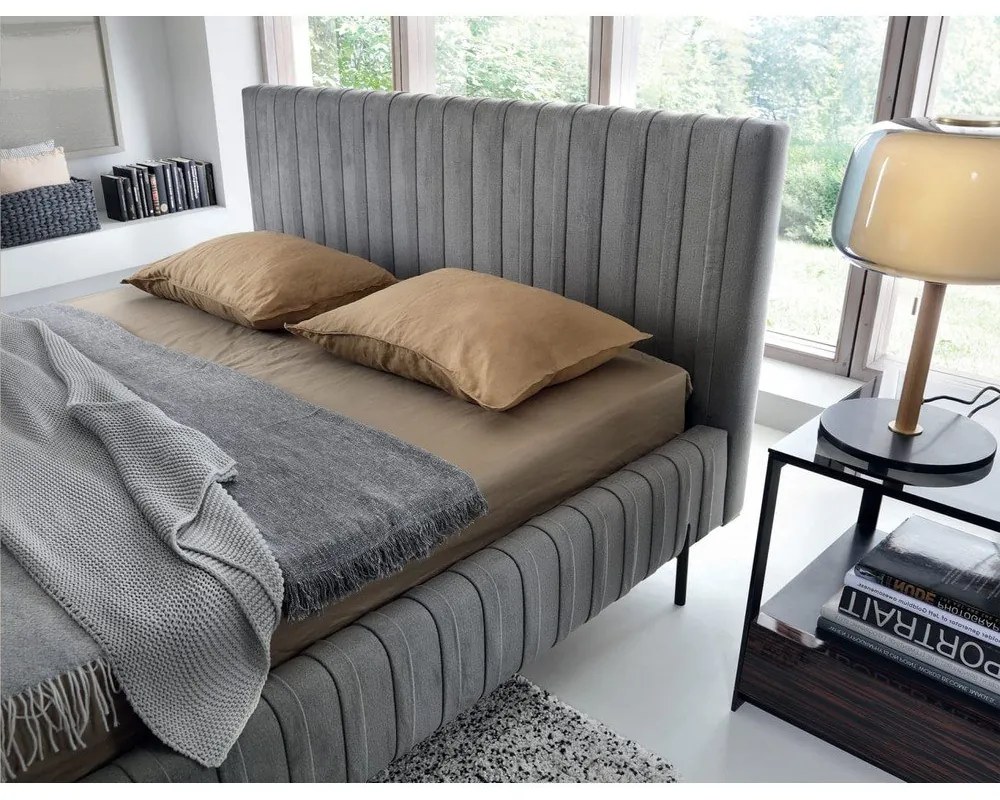 Сиво тапицирано двойно легло с място за съхранение и включена подматрачна рамка 140x200 cm Plissa – ELTAP