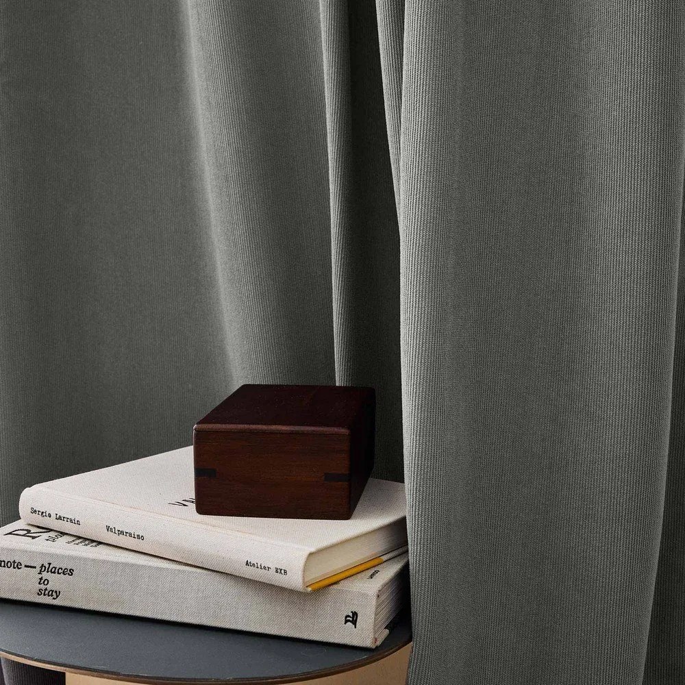 Антрацитно термо перде от рипсено кадифе 140x260 cm Madison – douceur d'intérieur