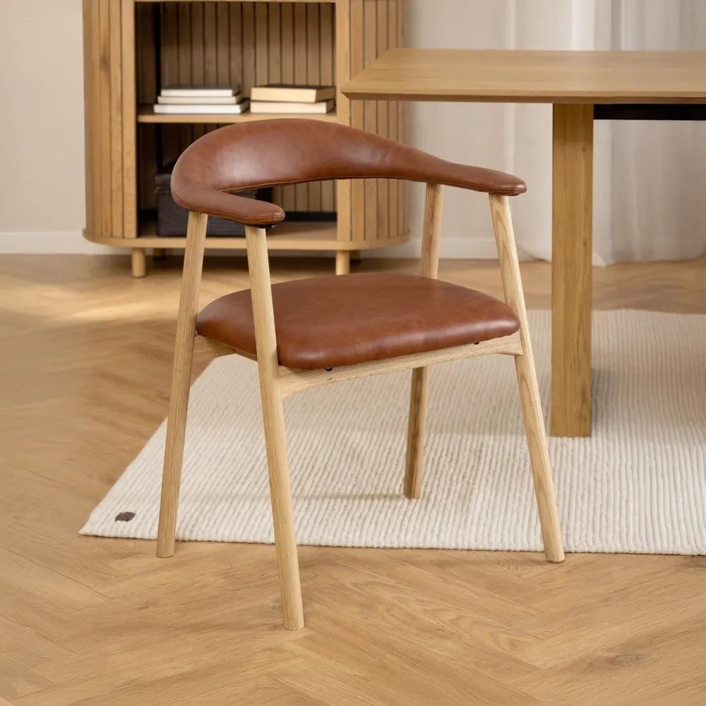 Кафяв коняк/естествен трапезен стол от имитация на кожа Addi – Actona