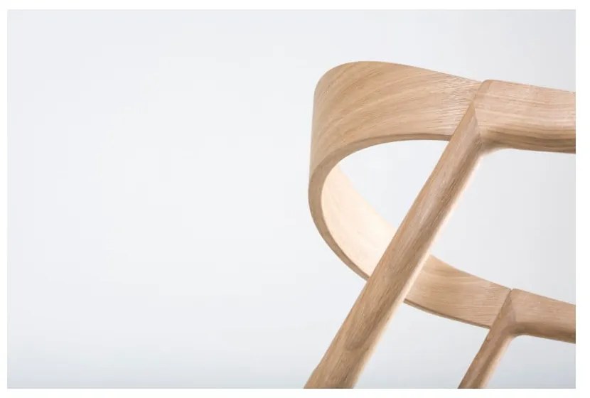 Трапезен стол от масивна дъбова дървесина със синьо-сива седалка Muna - Gazzda