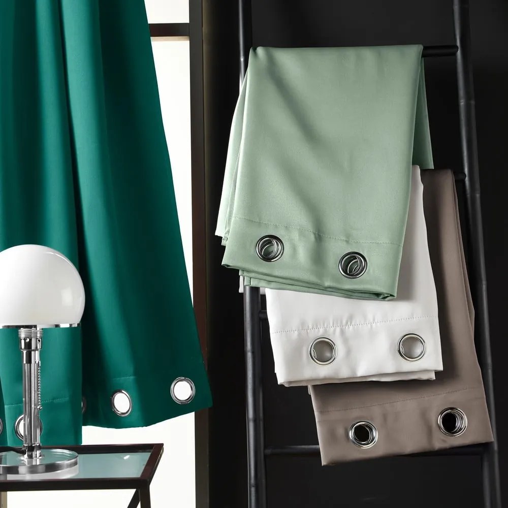 Тъмнозелено затъмняващо перде 135x180 cm Occult – douceur d'intérieur