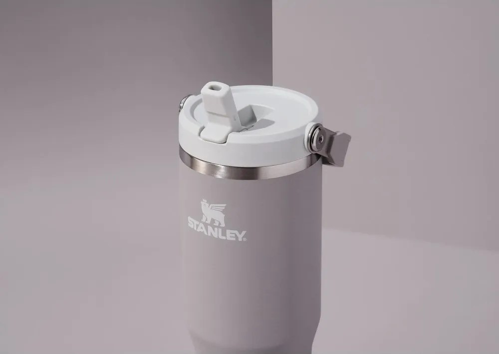 Светлосив термос от неръждаема стомана 600 ml IceFlow™ Flip Straw 2.0 Tumbler Ash – Stanley