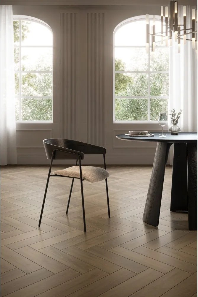 Черни/бежови тапицирани трапезни столове в комплект с подлакътници 2 бр. Cora – MOME