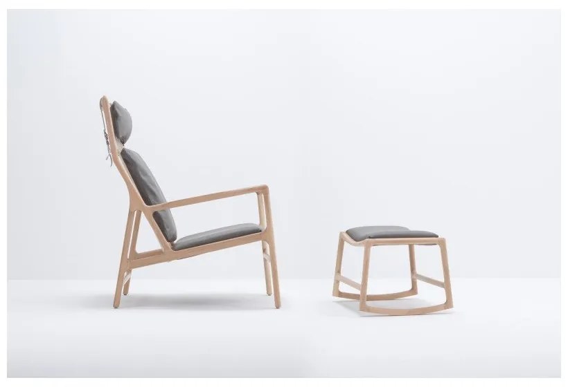 Фотьойл с масивна дъбова конструкция и седалка от сива биволска кожа Dedo - Gazzda