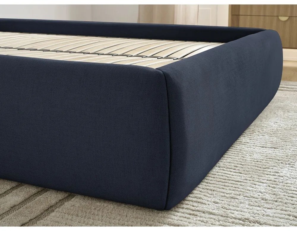 Тъмносиньо тапицирано двойно легло без табла с място за съхранение и включена подматрачна рамка 180x200 cm Inera – Bobochic Paris