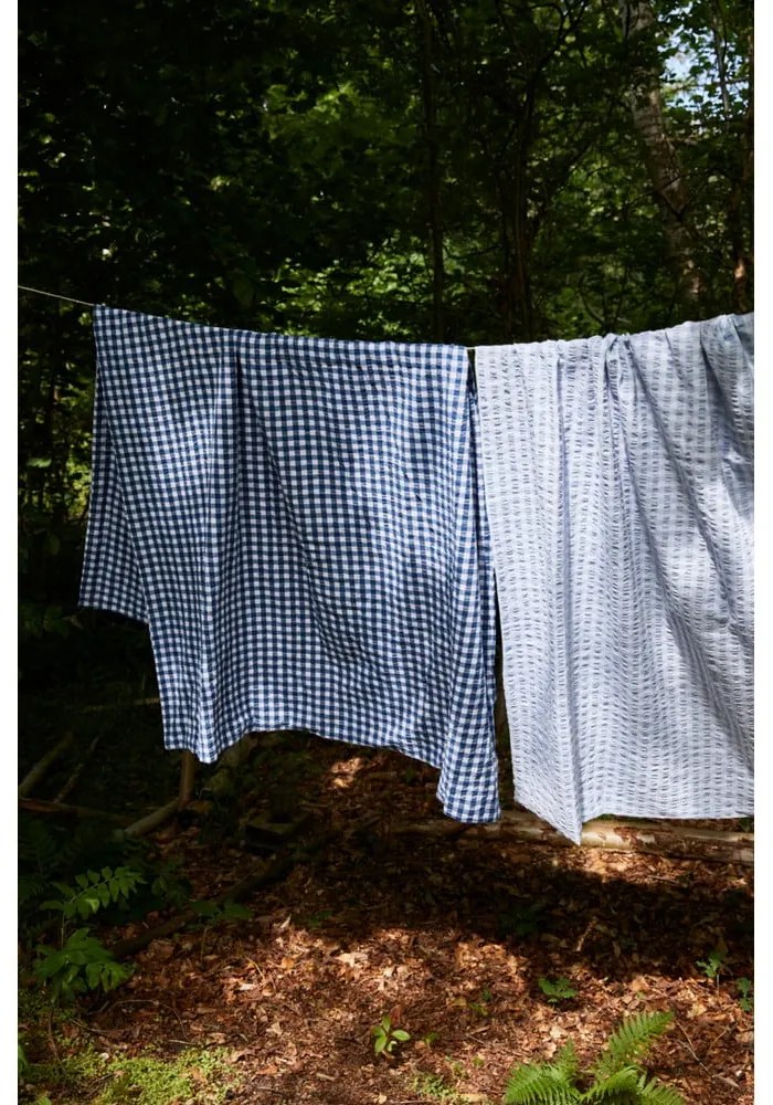 Бяло и тъмносиньо крепирано спално бельо за единично легло 140x200 cm Bæk&amp;Bølge - JUNA