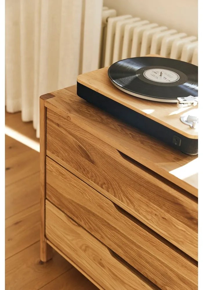 Нисък скрин от масивен дъб в естествен цвят 140x64 cm Twig – The Beds