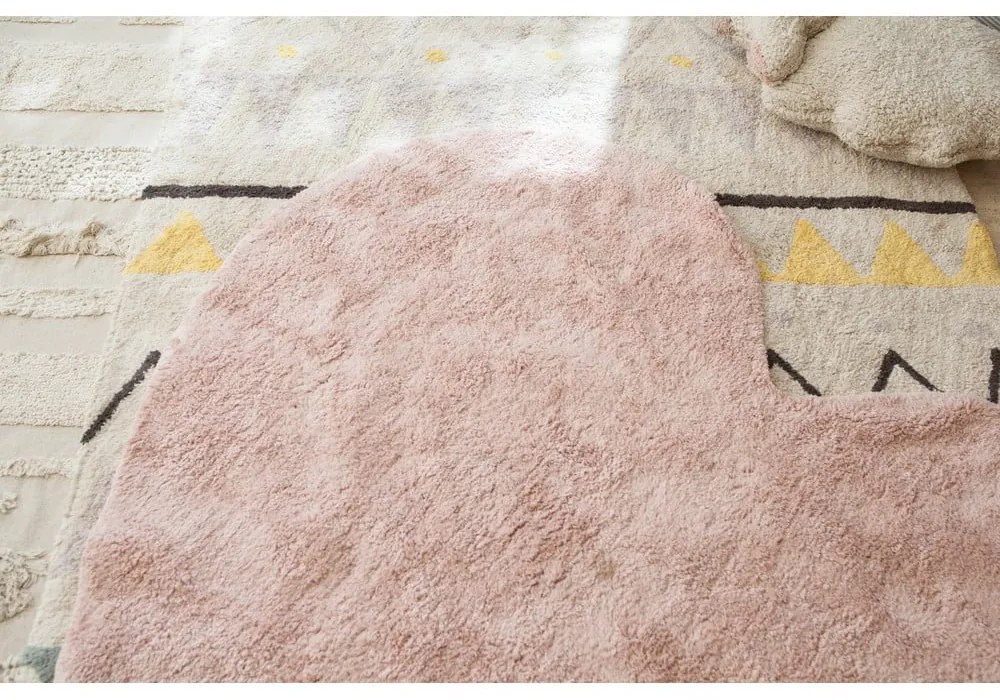 Розов ръчно изработен памучен детски килим подходящ за пране 160x180 cm Puffy Love – Lorena Canals