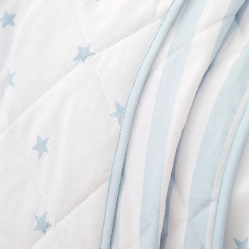 Бяло-синьо памучно капитонирано детско покривало за легло 135x190 cm Mini Star &amp; Stripes – Bianca